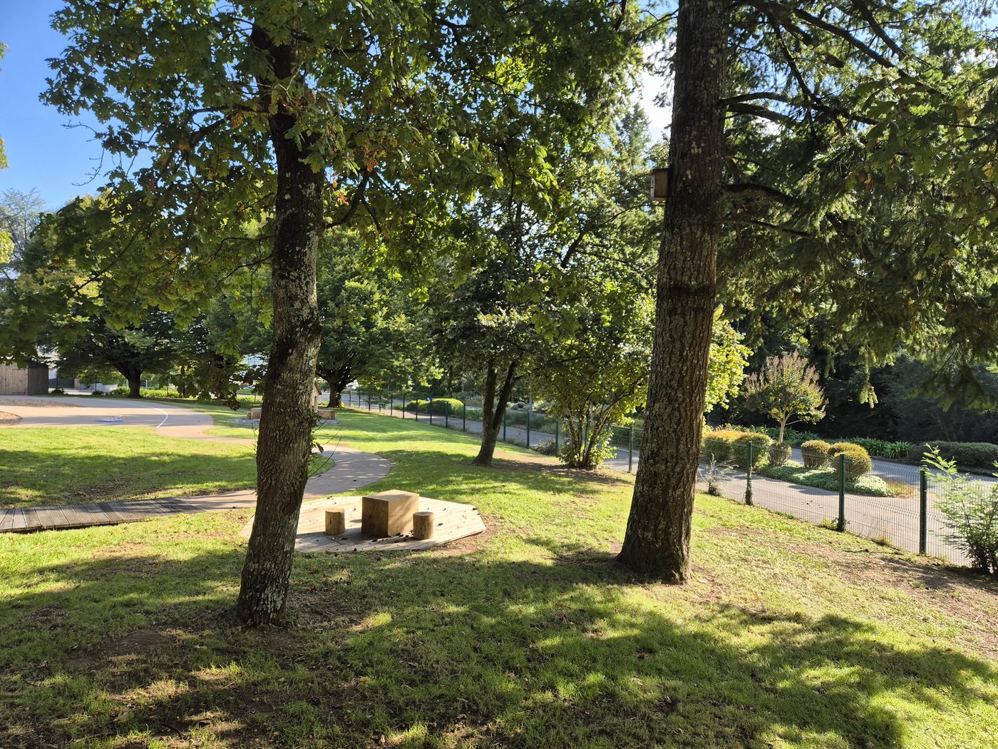 Caudan — La cour régulée — École Debussy