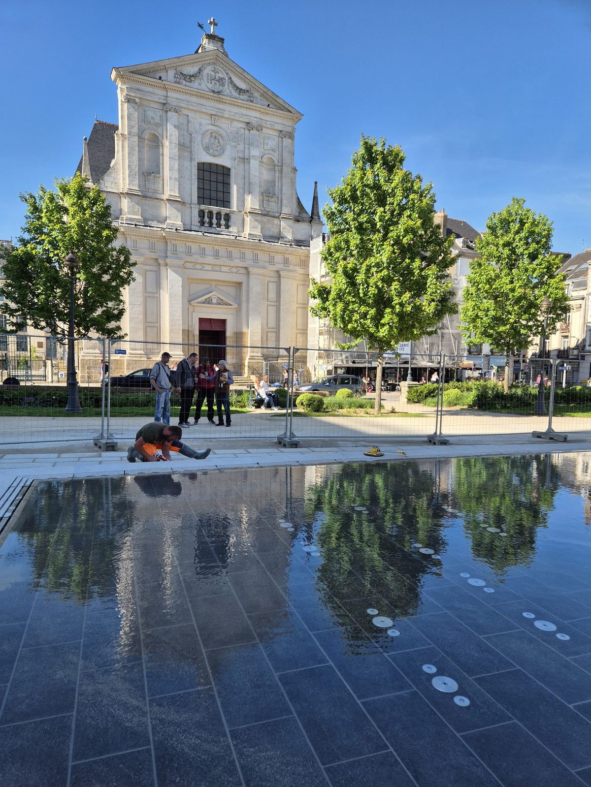 Vannes, La fontaine de l'Hôtel de Ville : vue 1