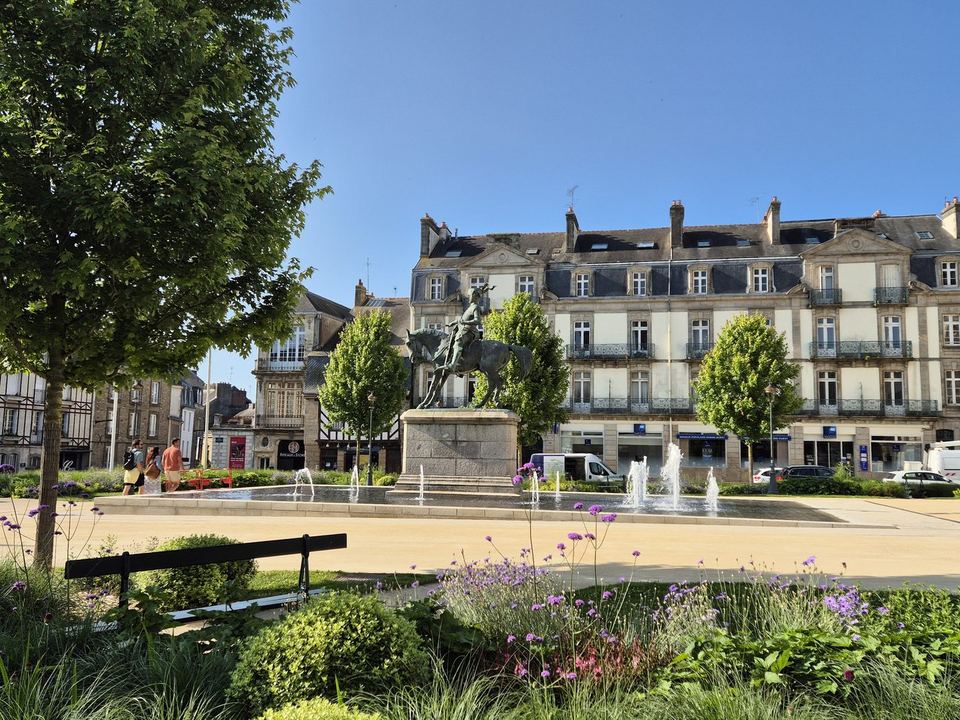 Vannes, La fontaine de l'Hôtel de Ville : vue 4